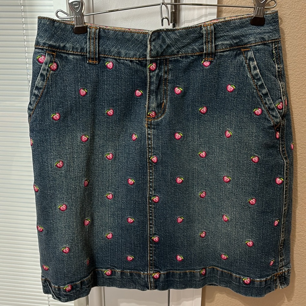 Lilly Pulitzer Jean skirt with front zipper and pockets.